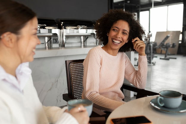 Photo gratuite femmes souriantes pendant la pause