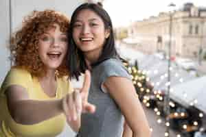 Photo gratuite femmes souriantes à plan moyen posant