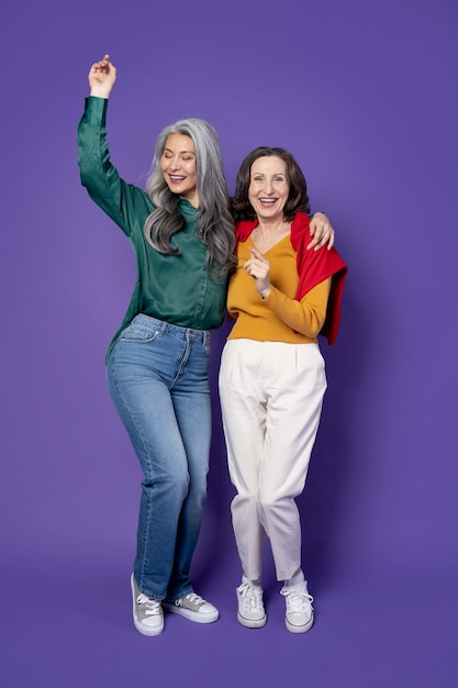 Femmes souriantes plein coup posant