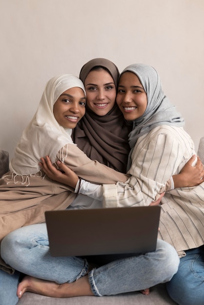 Photo gratuite femmes souriantes en plein plan s'embrassant