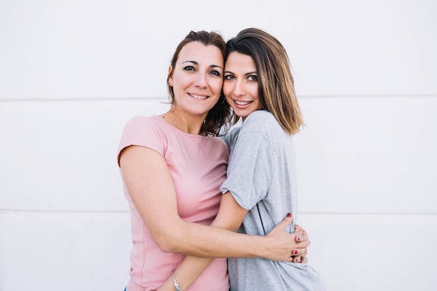 Femmes souriantes regardant la caméra