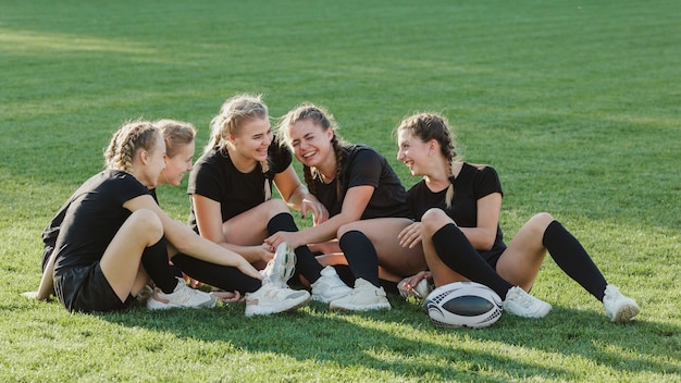 Photo gratuite femmes sportives discutant sur l'herbe