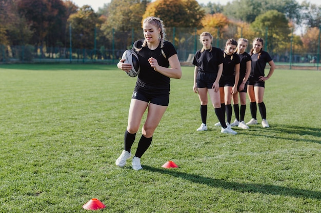 Photo gratuite femmes sportives se préparant au football