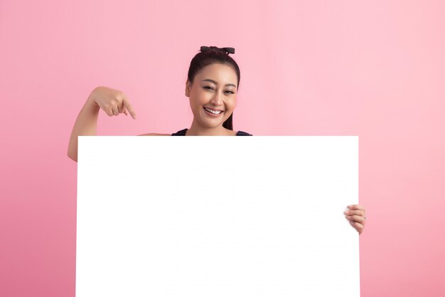 femmes avec un tableau vide blanc, pointant loin