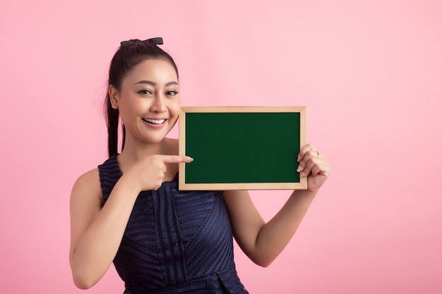 femmes avec un tableau vide blanc, pointant loin