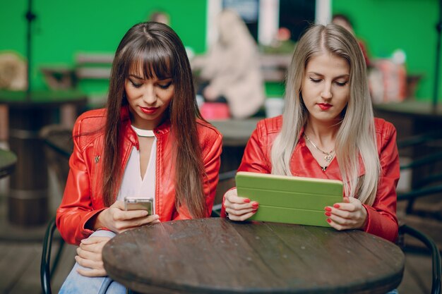 Les femmes avec une tablette et smartphone