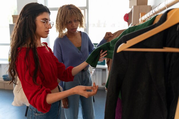 Femmes de taille moyenne dans un atelier de réparation et de vente