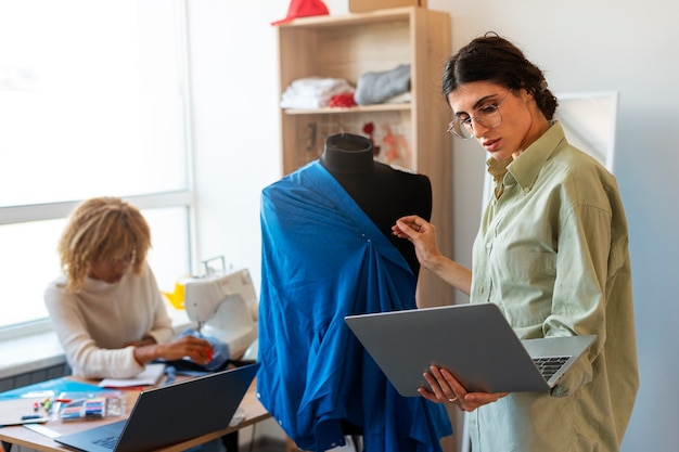 Photo gratuite femmes de taille moyenne dans un atelier de réparation et de vente