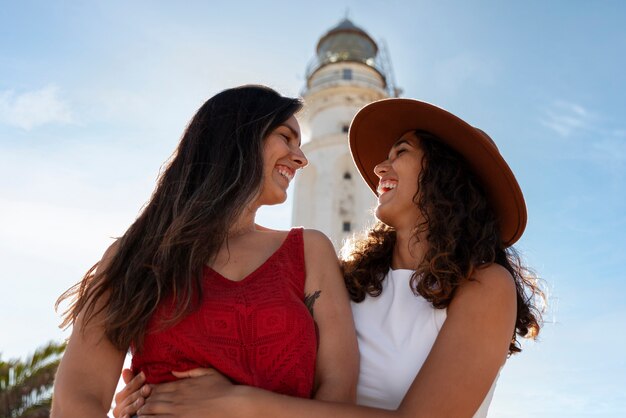 Des femmes de taille moyenne posent avec un phare.