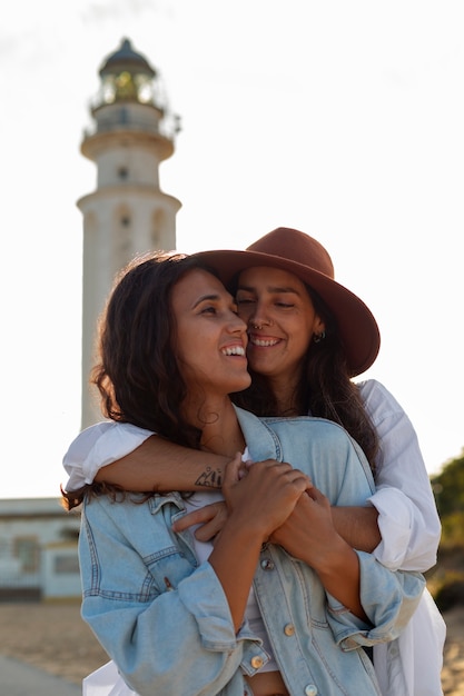 Des femmes de taille moyenne posent avec un phare.