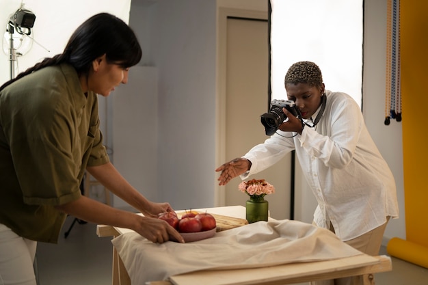 Photo gratuite femmes de taille moyenne travaillant comme photographe