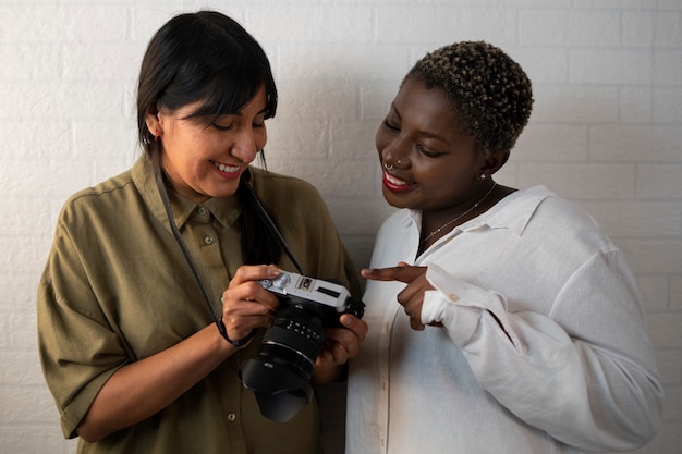 Photo gratuite femmes de taille moyenne travaillant comme photographe