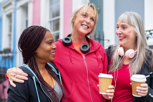 Femmes avec des tasses à café coup moyen