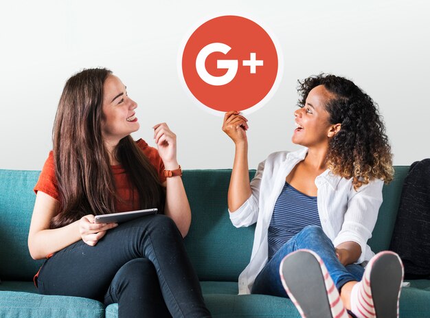 Femmes tenant une icône Google Plus