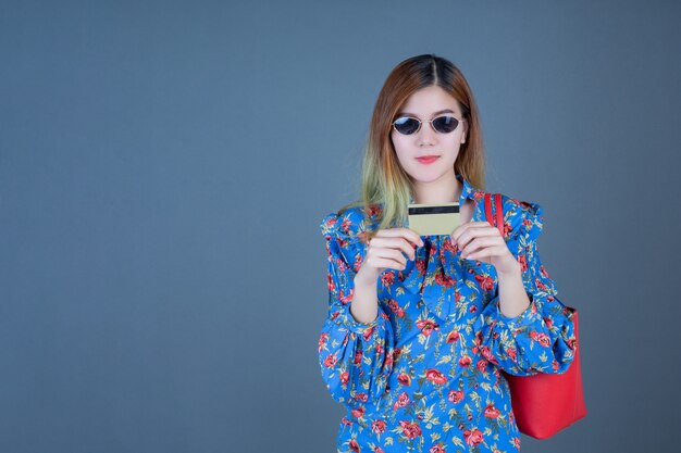 Femmes tenant des téléphones et des cartes à puce.