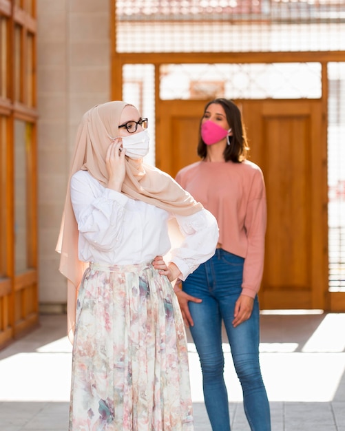 Photo gratuite femmes de tir moyen avec des masques médicaux