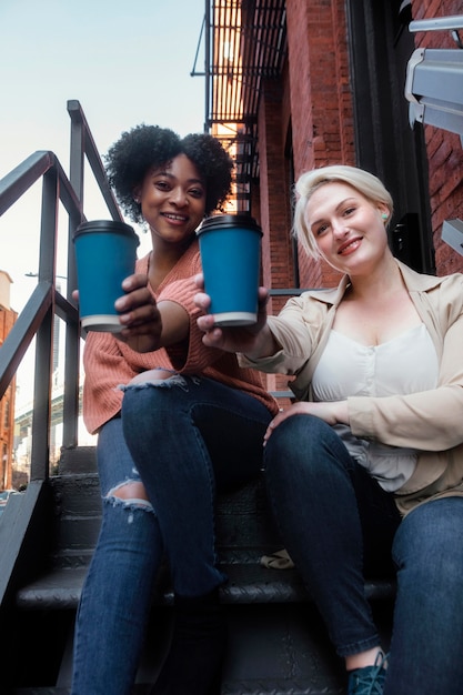 Femmes de tir moyen avec des tasses