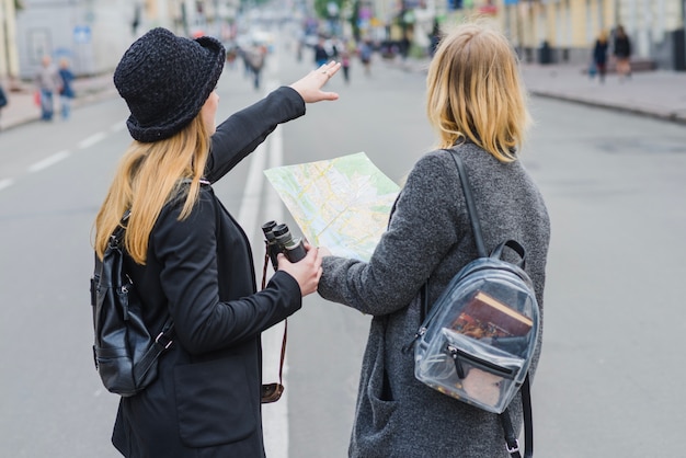 Femmes touristes avec carte