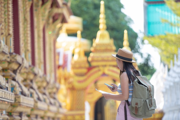 Les femmes touristes détiennent une carte pour trouver des lieux.