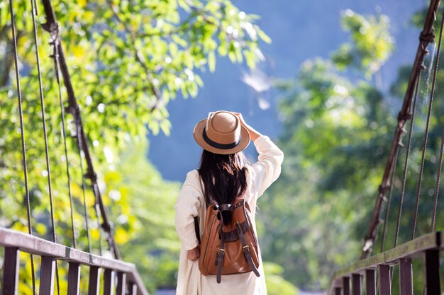 Les femmes touristes étendent leurs bras et tiennent leurs ailes