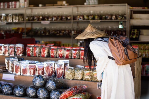 Les femmes touristes marchent dans les magasins.