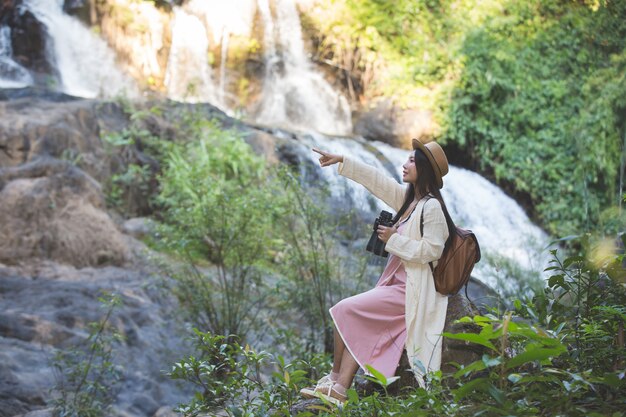 Les femmes touristes marchent dans la nature.