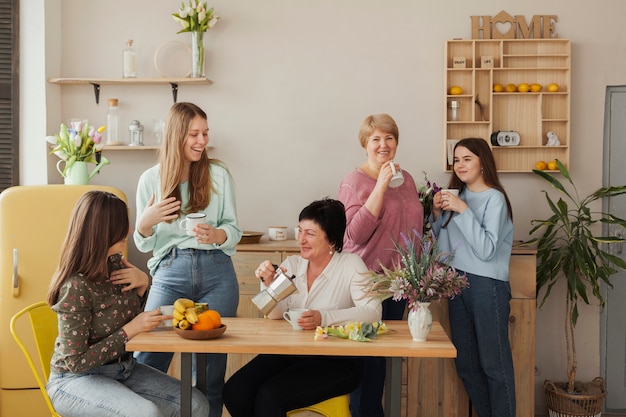 Photo gratuite les femmes de tous âges à long terme