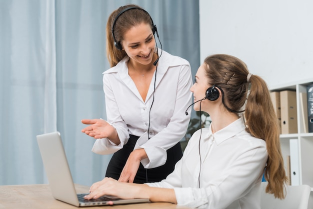 Femmes travaillant dans un centre d&#39;appels