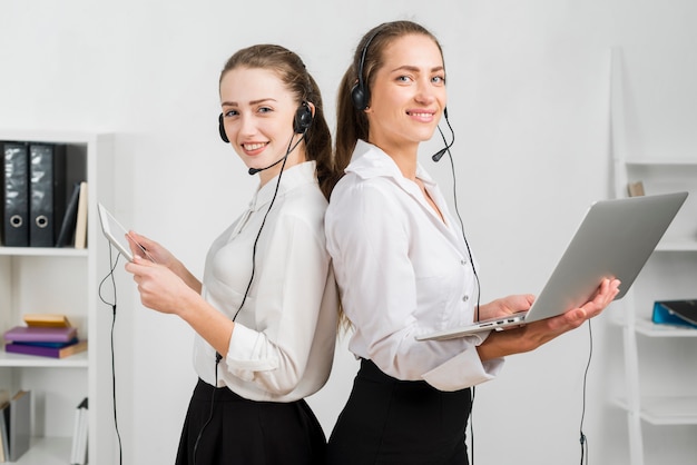 Femmes travaillant dans un centre d&#39;appels