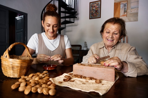 Photo gratuite femmes travaillant ensemble à la campagne