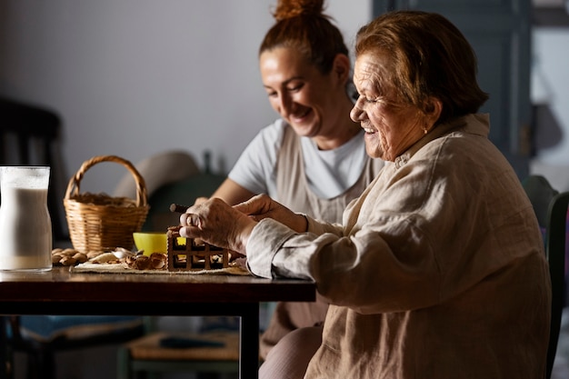 Femmes travaillant ensemble à la campagne