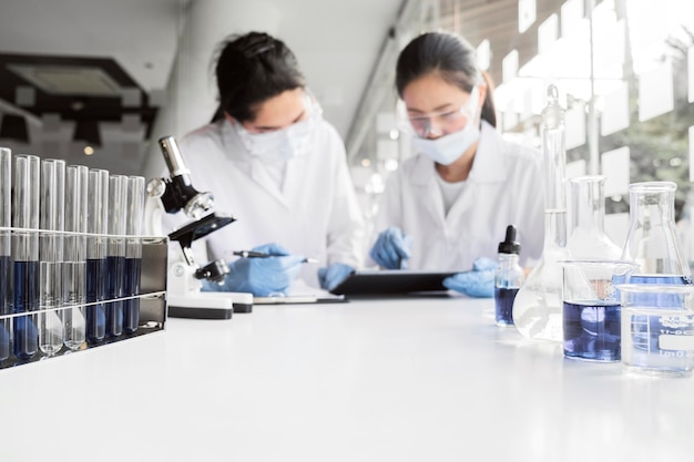 Des femmes travaillant sur un projet chimique pour une nouvelle découverte