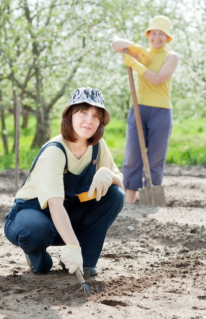 les femmes travaillent au jardin au printemps