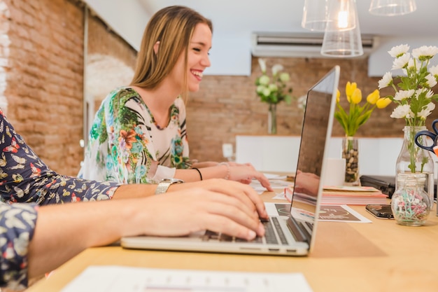 Les femmes travaillent dans le bureau