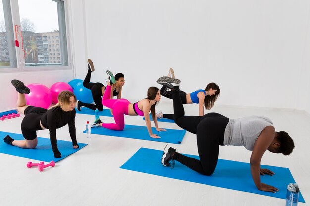 Les femmes travaillent dur au cours de fitness