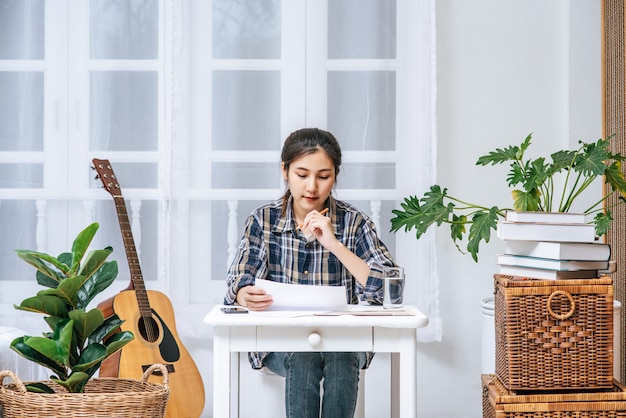 Photo gratuite les femmes travaillent à table et analysent les documents.