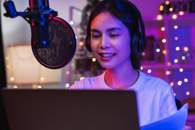 Les femmes utilisent des microphones portent des écouteurs avec un podcast d'enregistrement d'ordinateur portable. concept de créateur de contenu.