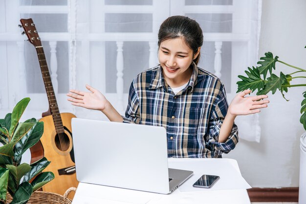 Les femmes utilisent avec plaisir les ordinateurs portables au bureau.