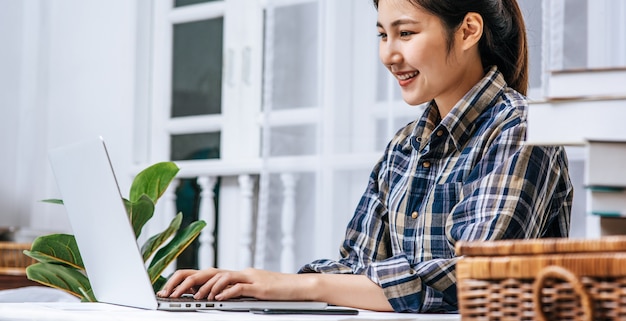 Les femmes utilisent avec plaisir les ordinateurs portables au bureau.