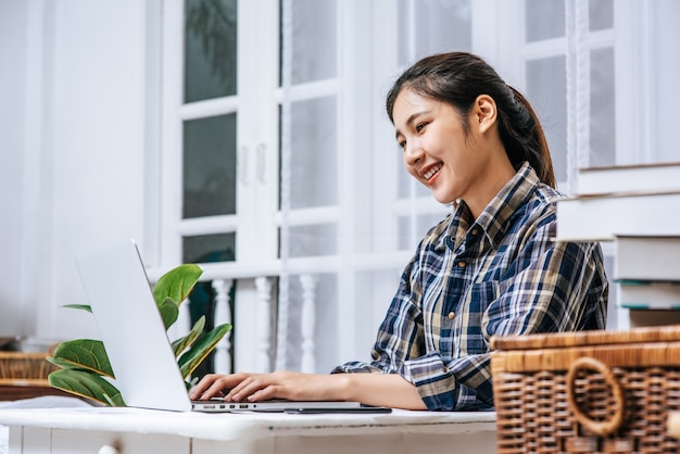 Les femmes utilisent avec plaisir les ordinateurs portables au bureau.