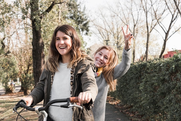 Femmes à vélo dans le parc