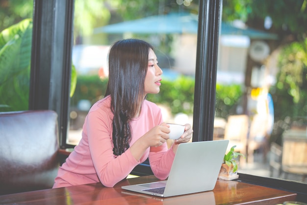 Les femmes vendent des produits via les médias sociaux