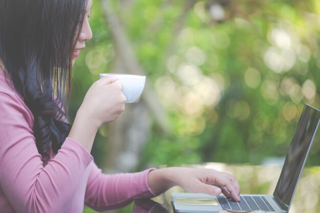 Les femmes vendent des produits via les médias sociaux