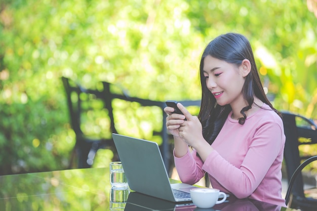 Les femmes vendent des produits via les médias sociaux