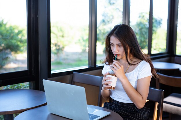 Les femmes vendent des produits via les médias sociaux