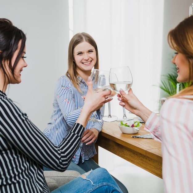 Photo gratuite femmes avec des verres de vin