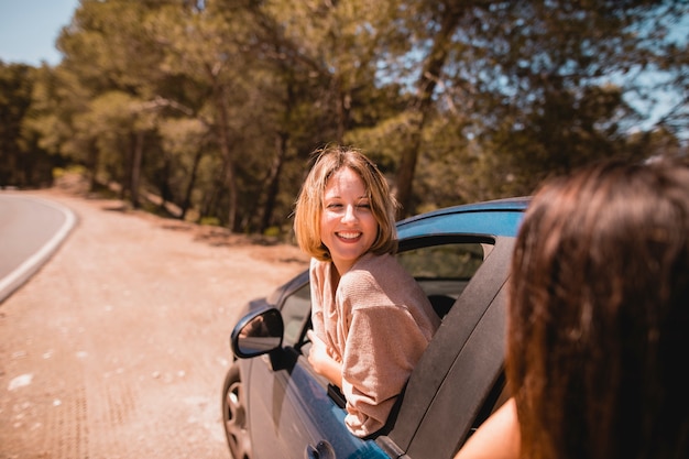 Les femmes en voiture bavardant