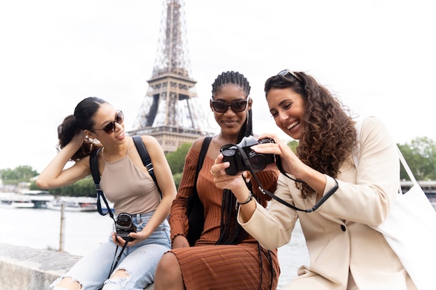 Femmes voyageant ensemble à Paris