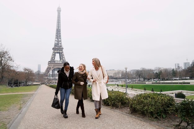 Femmes voyageant à paris