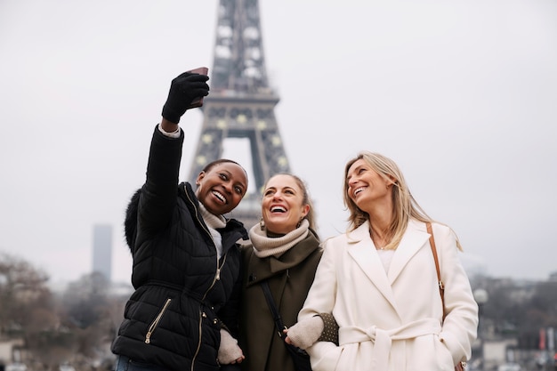 Femmes voyageant à paris